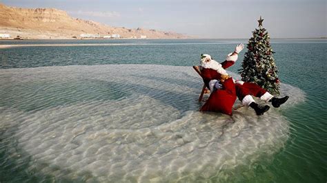 Unduh laut mati garam alami formasi mineral di laut mati, israel. Sinterklas Sambut Hari Natal di Laut Mati, Israel - Foto ...