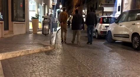 Ai tavoli dei ristoranti ci si può sedere massimo in 4, così come ai tavoli dei bar, delle pasticcerie e delle enoteche. Coronavirus e zona "gialla", ecco tutte le regole in ...