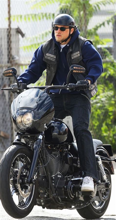 Jax teller s 2003 harley davidson dyna super glide sport i am in love with this bike capacete harley davidson harley davidson dyna miniatura moto. Yea you ride that harley Jax . SOA . Charlie Hunnam | Sons ...