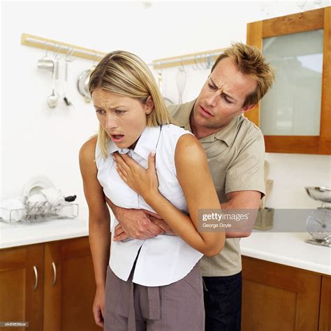 Man Performing The Heimlich Maneuver On A Woman Stock Foto Getty Images