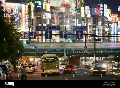Las Señales De Neón Zona Comercial Y De Entretenimiento A Shinjuku
