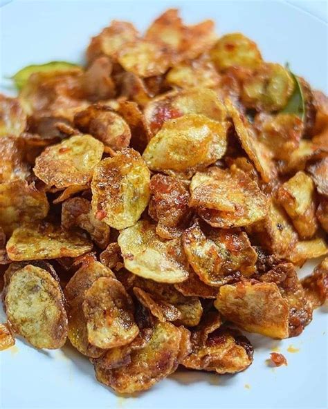 Mandai yg sdh dpotong2, trus dgoreng stgah matang•bumbu racik :•bawang merah•bawang putih•lombok•lombok hijau besar•lombok keriting•daun jeruk. Resepi dan Cara membuat Sambal Kentang Kering yang rangup dan sedap - MY Resepi