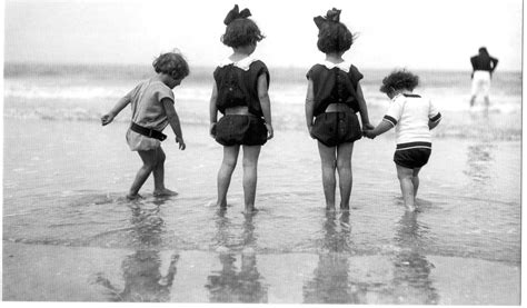 jeux d enfants sur une plage vers 1910 carte postale ancienne et vue d hier et aujourd hui