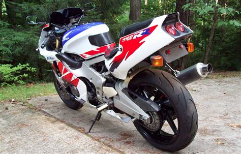 Join the 14 honda cbr400r discussion group or the general honda discussion group. 1989 Honda CBR 400 RR Fireblade - Moto.ZombDrive.COM