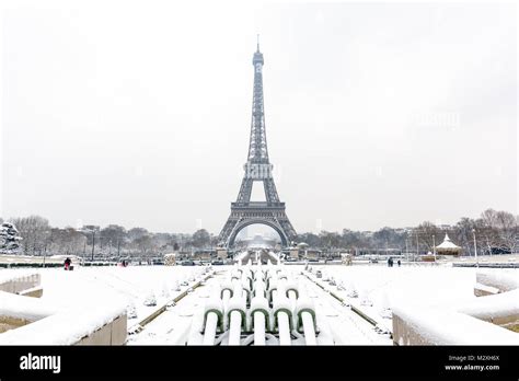 París En Invierno En La Nieve La Torre Eiffel Con Los Cañones De Agua