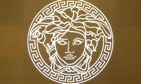 70 Frases De Versace La Firma De Moda Italiana Con Imágenes