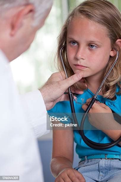 小さな少女の検診 10歳から11歳のストックフォトや画像を多数ご用意 10歳から11歳 60代 70代 Istock