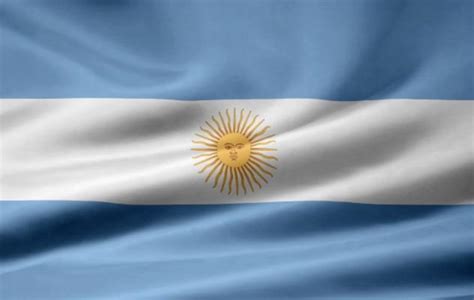 Über dem weißen streifen in der mitte der flagge ist eine sonne mit abwechselnd 16 geraden und 16 geflammten sonnenstrahlen abgebildet. Lena in Argentinien 2015-16