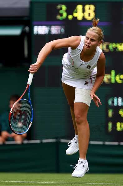 Jelena dokić je svojevremeno harala teniskim terenima, a sada radi na australijan openu kao jedan od voditelja programa i upravo je u toj ulozi i prišla sereni vilijams. Jelena Dokic Pics Moment in Wimbledon 2011
