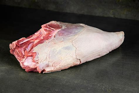 Coppone di maiale con crosta di salsa barbeque su letto di patate incavate con buccia. Tagli Suino - LEM Carni | Tagliati per la carne