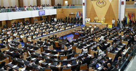 Persidangan dewan rakyat, hari ini, kecoh apabila beberapa ahli parlimen pembangkang mempersoalkan usul pengosongan. Persidangan Dewan Negara Ditangguh - M-Update