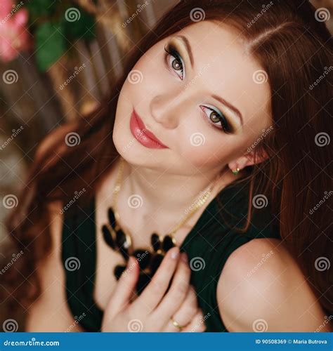 Um Retrato Do Close Up De Uma Menina Bonito Com Cabelo Vermelho Imagem De Stock Imagem De Flor