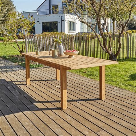 Table de jardin bois pour profiter des repas à l'extérieur  teck