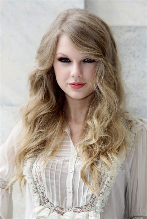 22 Of Taylor Swift’s Best Curly Straight Short Hairstyles Taylor Swift Hair Hairstyle Beauty
