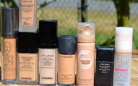 Meskipun kulit berjerawat mengharuskan kita mengurangi penggunaan make up berlebih, tetap bukan jadi alasan untuk tak merias wajah. Bahas Tuntas Foundation yang Bagus Untuk Kulit Berminyak