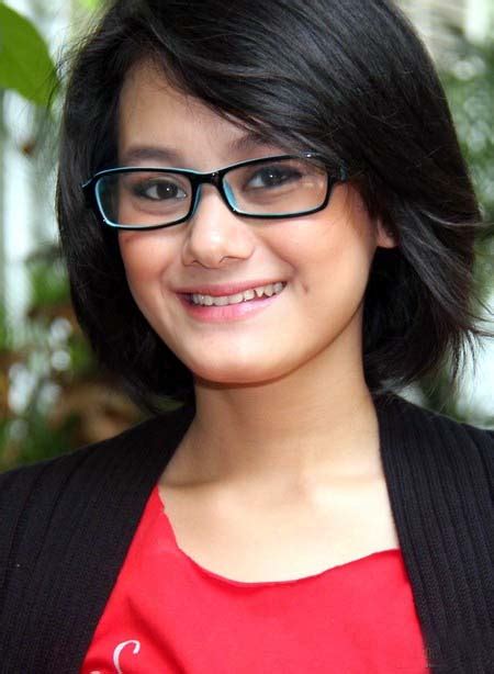 Alis dinda hauw disebut mirip setan, rey mbayang beri jawaban menohok. narative paragraph: Biography of Dinda Hauw