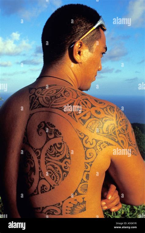 Con El Tatuaje Tradicional Polinesia Polinesia Francesa Fotografía De