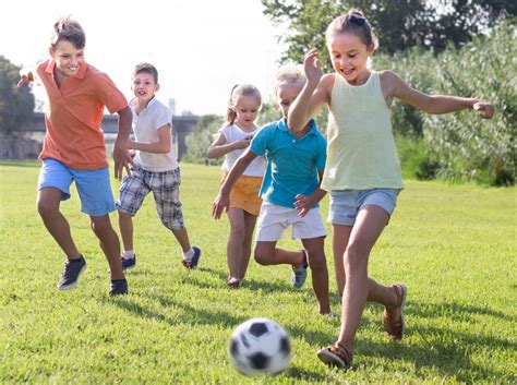 Beneficios que aporta al niño jugar futbol Lo que debes saber