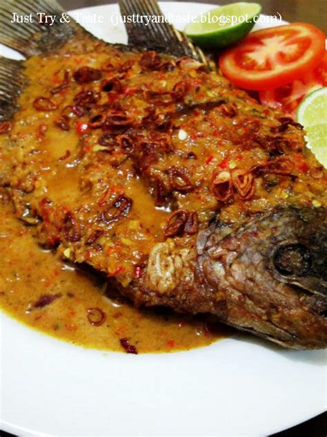 Rasanya perpaduan gurih, pedas dan asam. Resep Pecak Ikan Gurame | Just Try & Taste