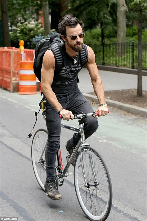 Justin Theroux Shows Off His Bulging Biceps As He Cycles Through New