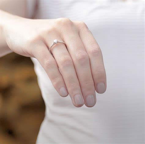 This derives from 'left', in latin, meaning 'sinister'. Beste Kreativ Ehering Rechte Hand Deutschland Trend | Wedding rings, Engagement, Engagement rings