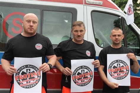 Protest ratowników medycznych w katowicach w proteście bierze udział około setki ratowników. Protest ratowników medycznych w Radomiu. Pacjenci nie ...