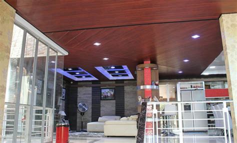 Tak kalah dengan gypsum material pvc pun juga banyak diminati dalam dunia interior, beberapa keunggulan yang dimiliki pvc ini adalah bahan yang lentur, ringan namun juga awet karena terdapat bahan polymer isosianat yang membuat pvc ini tak mudah rapuh atau rusak. 30+ Model Plafon PVC Ruang Tamu, Kelebihan, Kekurangan ...
