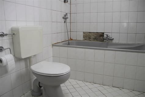 Cara membersihkan bak mandi untuk para anak kost udah kamu ketahui. Cara Atasi Rembes Bak Mandi - Mengatasi Bak Mandi Keramik ...