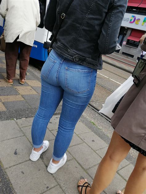 Candid Jeans Ass Scrolller