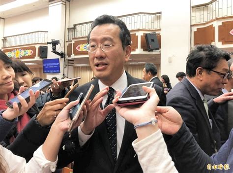 由於數位帳戶界百家爭鳴，多間銀行紛紛釋出誘人紅利，用高利活儲、免手續費跨提跨領、甚至高現金回饋的簽帳金融卡來吸引新用戶。 這篇整理 19 間 1% 以上高活儲利率的各家數位帳戶，以及其銀行推薦的信用卡彙整綜合比較。 定案了!ATM轉帳500元以下免手續費 明年4月上路 - 自由財經