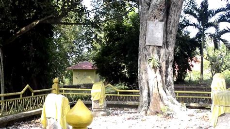 Mati bertempiaran menghancurkan harapan setinggi gunung puteri menghitung hari menunggu mati pengabdian diri. Makam Puteri Lindungan Bulan & Kota Siputeh HD - YouTube