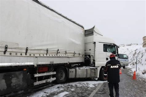 Son dakika haberi Nevşehir de TIR ile kargo kamyonu çarpıştı 1 ölü