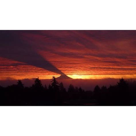 Mt Rainier Sunset Looks Like An Eruption Sunset Amazing Nature