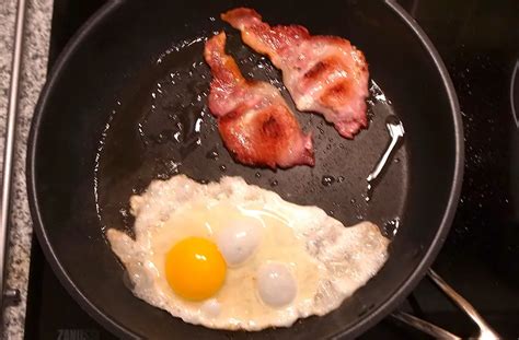 How To Cook Eggs And Bacon In The Same Pan Crafty With Ashy