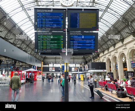 La gare de l Est vue de l intérieur de la Gare de l Est Paris France Europe Photo Stock Alamy