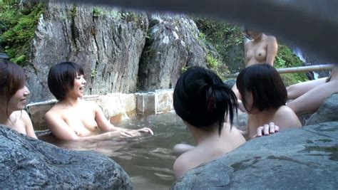 女子運動部合宿先の温泉で裸を覗いてこっそり忍び込んだら、女同士で悶々としていた彼女たちにも歓迎された アダルト動画 ソクミル