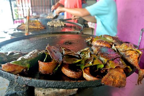 Although literally translated as grilled fish, most of it will come along with the next best thing are all the stalls at jalan bellamy, right behind the former royal palace. Apabila Lensa ZulDeanz Berbicara: Pekena Ikan Bakar Jalan ...