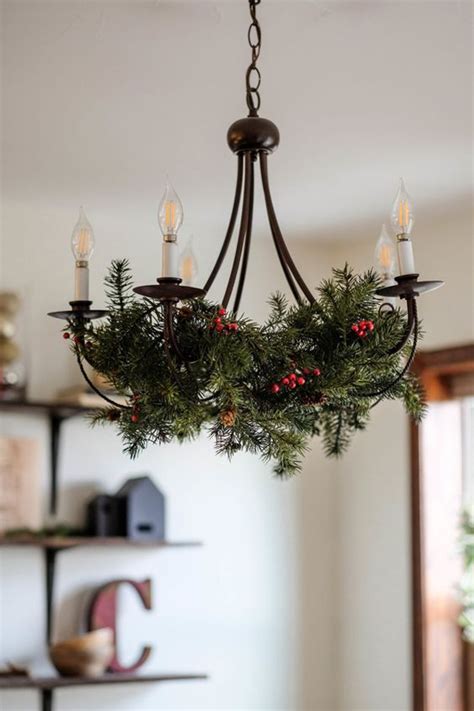 37 Warm And Beautiful Christmas Chandelier Ideas For This Holiday