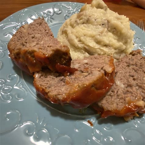 Combine beef, egg whites, bread crumbs, onion, worcestershire sauce, 2 tablespoons ketchup, . Easy Meatloaf | Recipe in 2020 | Easy meatloaf, Easy ...