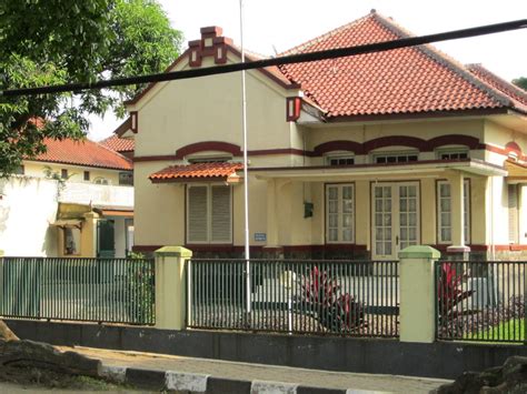 contoh desain rumah gaya kolonial belanda terbaik