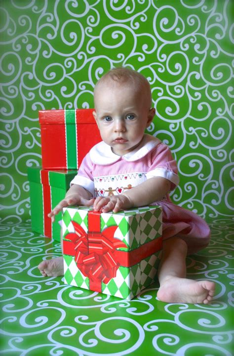 Time to get out the camera and make some memories! Another wrapping paper backdrop. From Hobby Lobby. Do it yourself Christmas photos! | Family ...