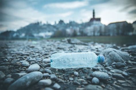 Contaminaci N Ambiental Botella Pl Stica En La Playa Ciudad Urbana