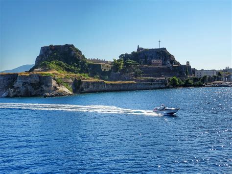 Ενώ ήταν όλοι συγκεντρωμένοι στο υπερώο της ιερουσαλήμ και περίμεναν, όταν ήλθε η μέρα της πεντηκοστής, περίπου κατά τις εννέα η ώρα το πρωί, ξαφνικά ακούστηκε βροντή απ' τον ουρανό τέτοια, ώστε νόμιζες ότι θα ακουσθεί σε όλη την οικουμένη. Αγίου Πνεύματος 2017: Πλησιάζει! Τι γιορτάζουμε