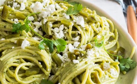 Espagueti verde con cilantro y chile receta fácil