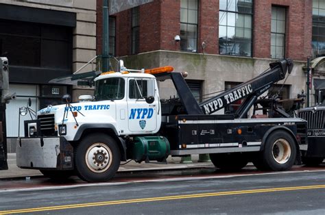 Nypd Lage Truck A Large Nypd Tow Truck Near Penn Station P Flickr