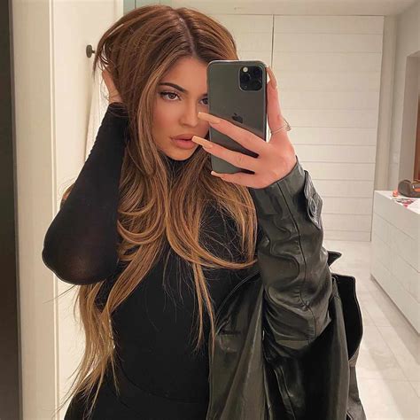 kylie jenner s hair colors see every shade she has worn