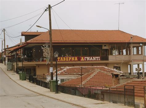 Τώρα όμως δεν κυριαρχούν ούτε τα τείχη ούτε η ακρόπολη, αλλά τα πανέμορφα παραδοσιακά, πολυώροφα κάποιες φορές, σπίτια και αρχοντικά. Αγνάντι - Η ταβέρνα του Ελατοχωρίου με την περίοπτη θέση ...
