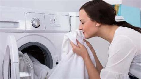 È la densità del vapore acqueo. Eliminare la muffa negli armadi: ecco come fare - Vivere ...