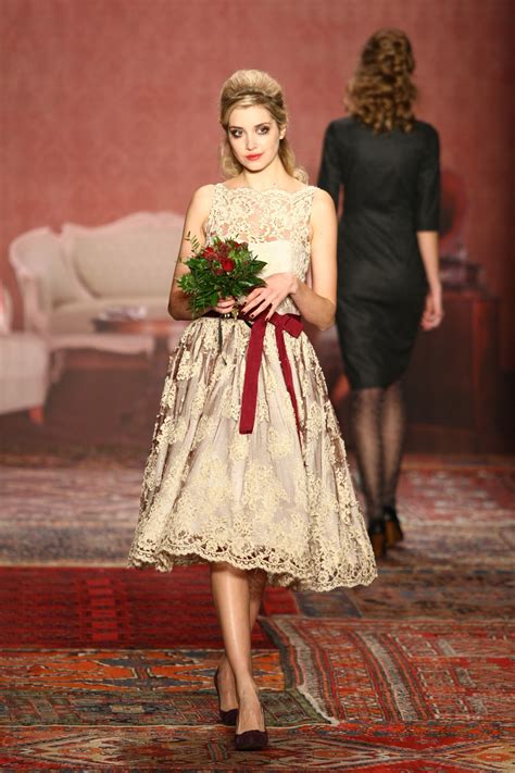 In diesem attraktiven brautkleid lena werden sie alle blicke auf sich ziehen. JA zum perfekten Brautkleid − Lena Hoschek