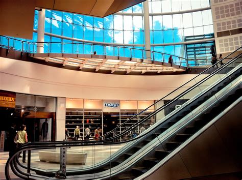 City mall sadrži podzemnu garažu i tri sprata sa 22 otvorene maloprodajne radnje različitih sadržaja. Sandton City Mall - Shopping Mall in Johannesburg ...